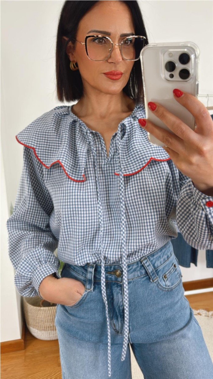 Blusa de cuadros vichy con bordado rojo en cuello