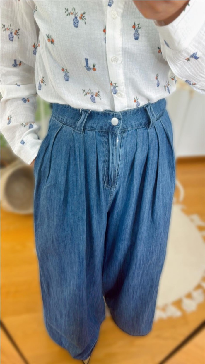 Pantalón fluído azul vaquero, pinzas en cintura