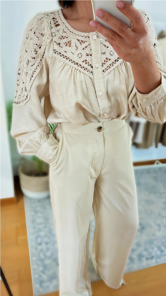 Pantalón fluído beige con bolsillo laterales, pierna ancha