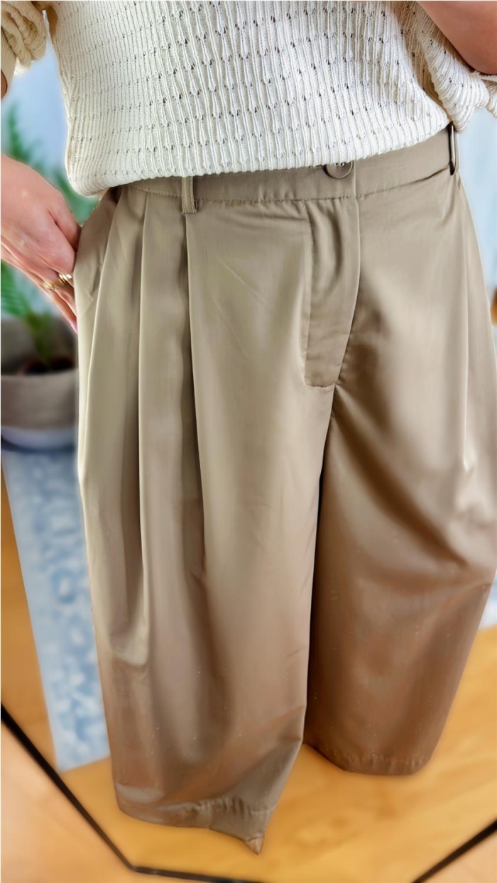 Pantalón fluído color camel efecto falda, bolsillo lateral