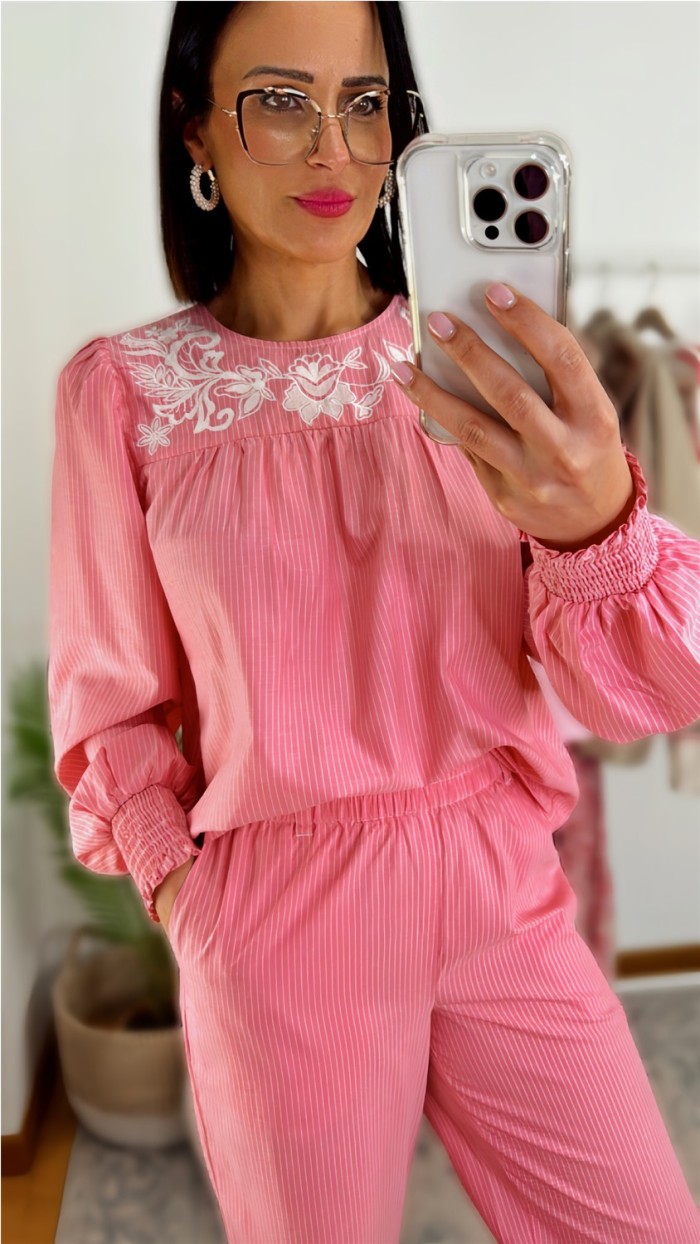 Blusa cuello redondo, pechera bordada en blanco fondo rosa y rayas bla