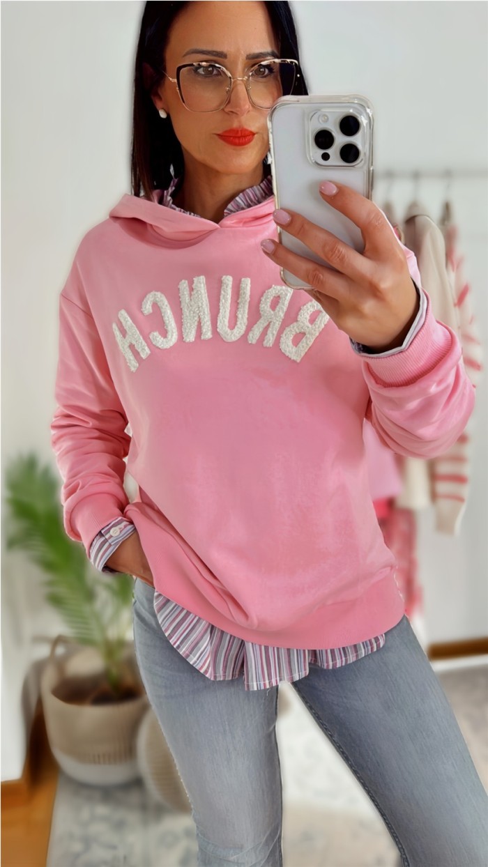 sudadera rosa con capucha y corte espalda letras en blanco