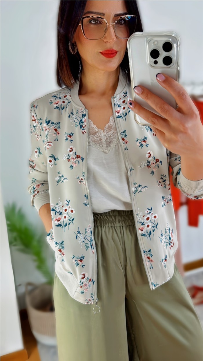 bomber estampada flores fondo beige y cremallera, bolsillos laterales