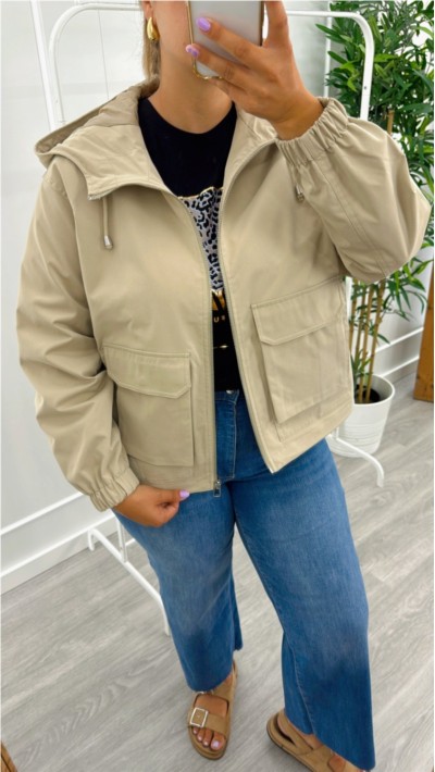 PARKA CON GORRO BOLSILLOS CUADRADOS