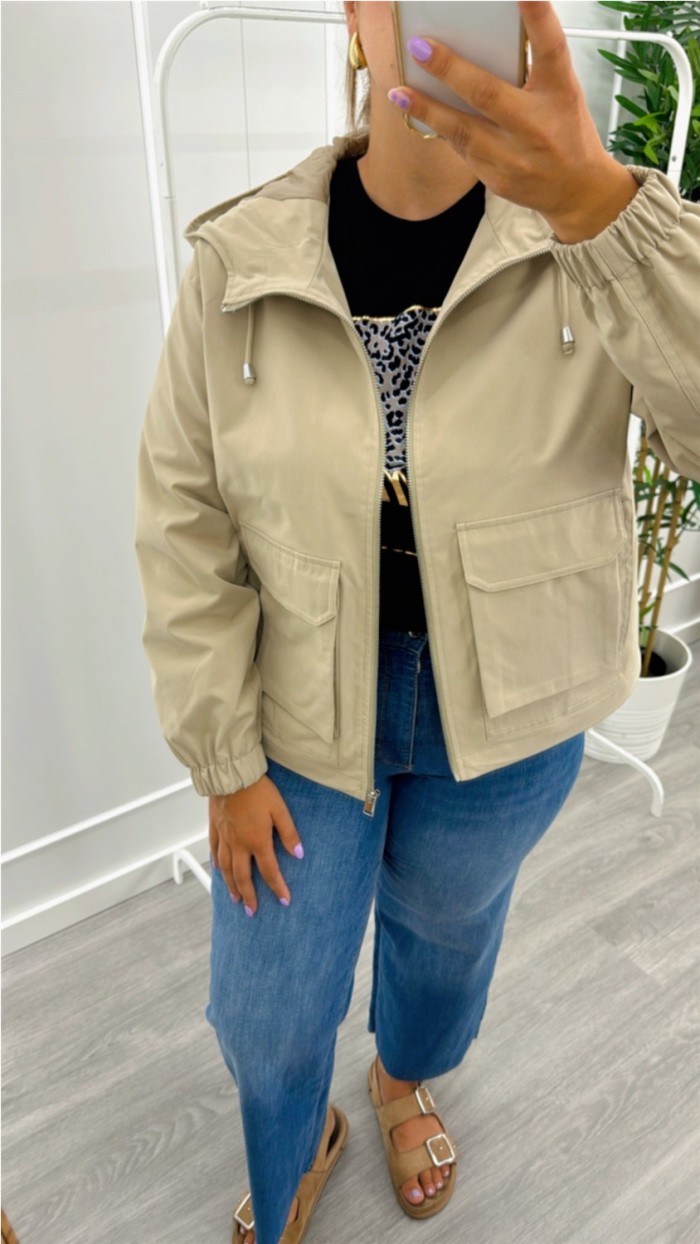 PARKA CON GORRO BOLSILLOS CUADRADOS