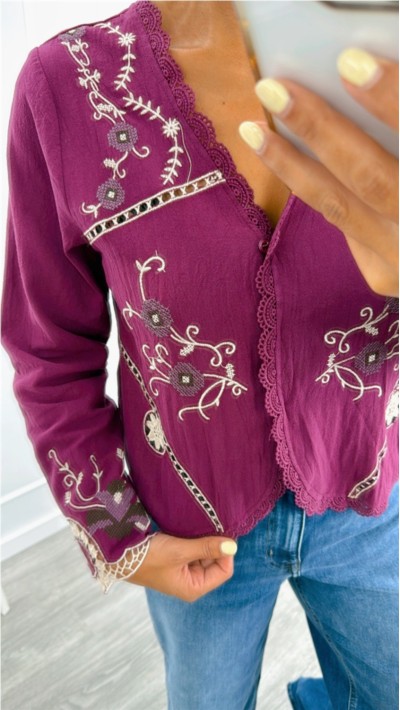 BLUSA BORDADA TONOS BURDEOS Y BEIGE, ESCOTE PICO