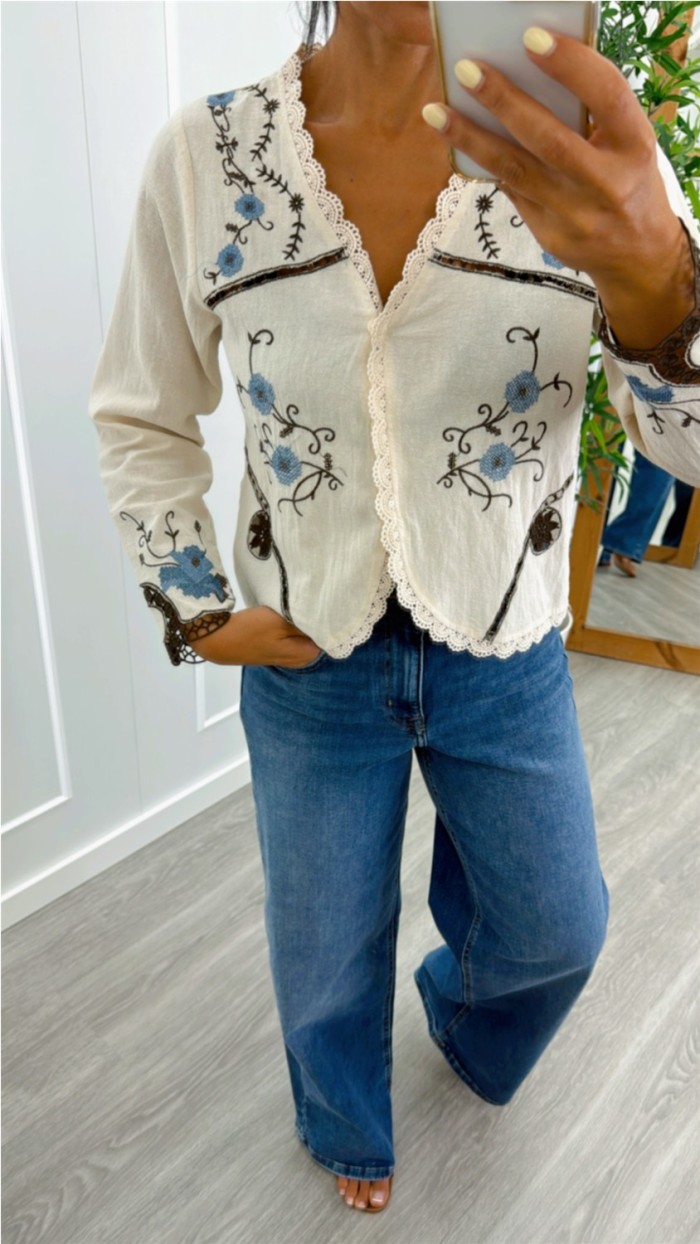 BLUSA BORDADA TONOS BURDEOS Y BEIGE, ESCOTE PICO