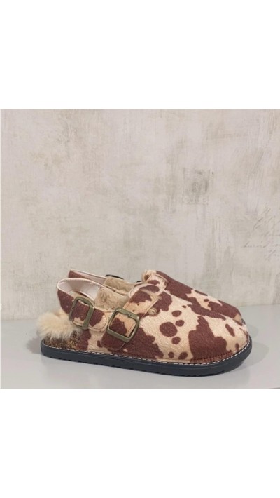 MULES PELO INTERIOR NEGRO, MARRÓN Y VACA, TIRA CON HEBILLA TRASERA