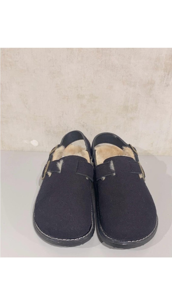 MULES PELO INTERIOR NEGRO, MARRÓN Y VACA, TIRA CON HEBILLA TRASERA