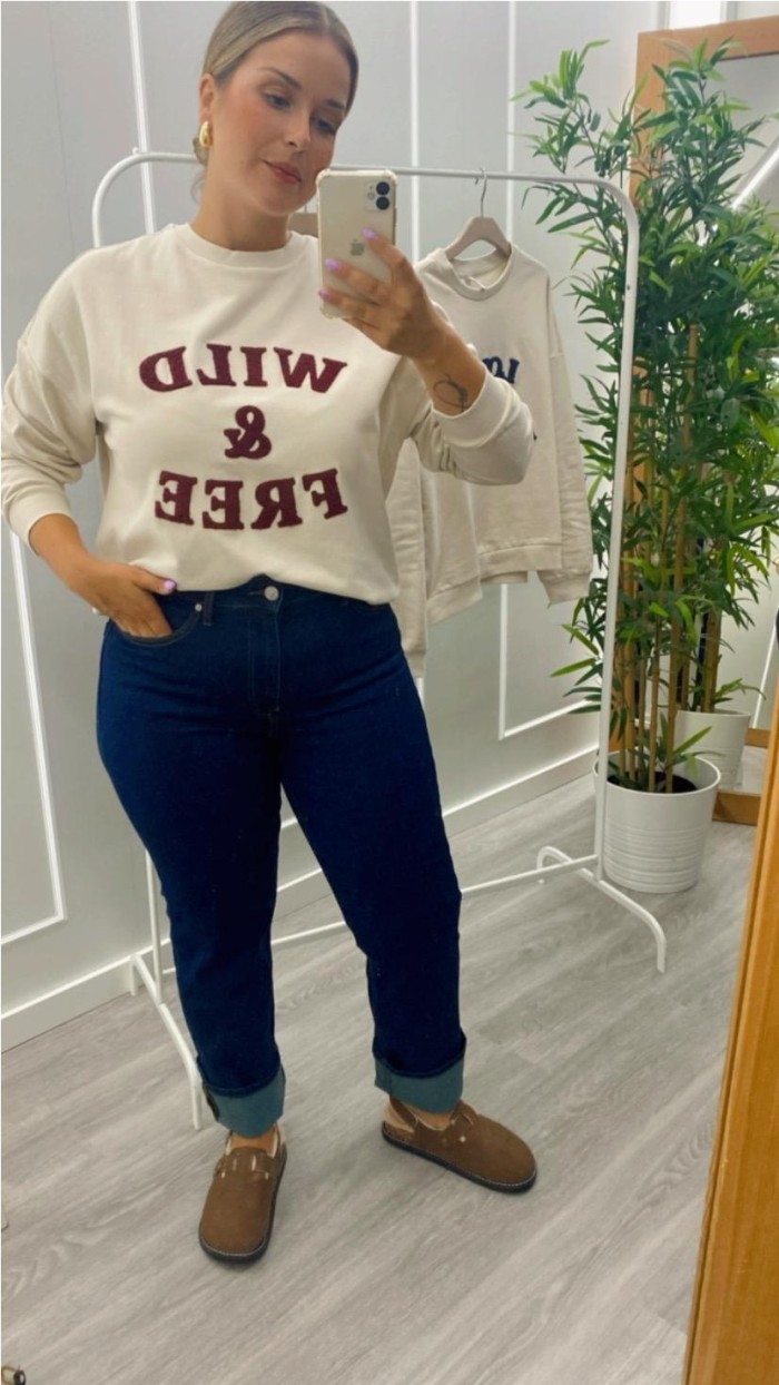 SUDADERA EMPERCHADA FONDO BEIGE Y AZUL MARINO, LETRAS A CONTRASTE SUDADERA EMPERCHADA FONDO BEIGE Y AZUL MARINO, LETRAS A CONTRASTE