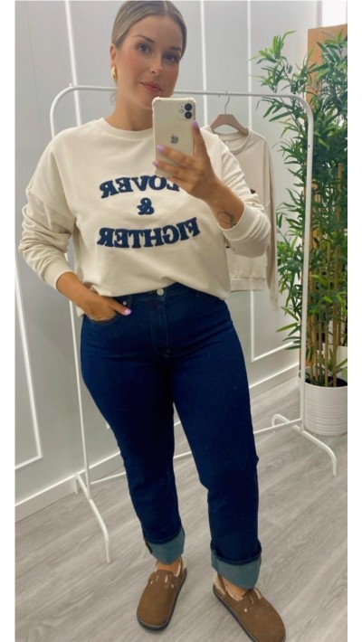 SUDADERA EMPERCHADA FONDO BEIGE Y AZUL MARINO, LETRAS A CONTRASTE