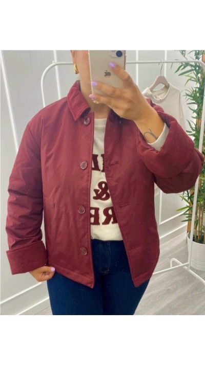 CAZADORA BURDEOS DETALLE EN MANGA CON BOLSILLO LATERALES CUELLO CAMISE