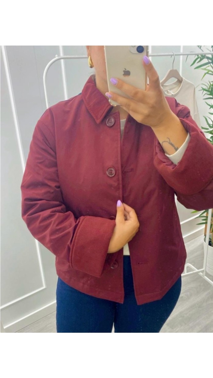 CAZADORA BURDEOS DETALLE EN MANGA CON BOLSILLO LATERALES CUELLO CAMISE