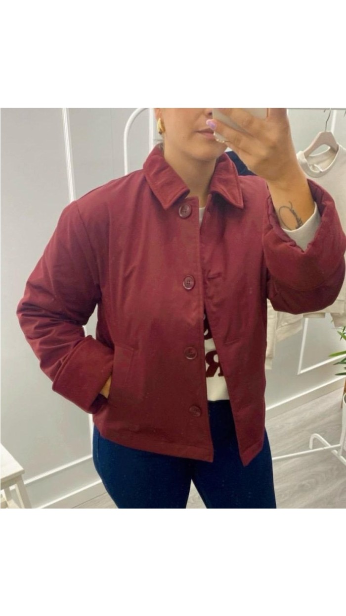 CAZADORA BURDEOS DETALLE EN MANGA CON BOLSILLO LATERALES CUELLO CAMISE