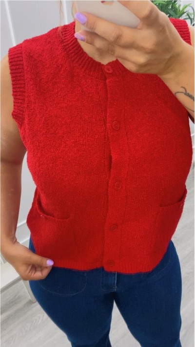 CHALECO ROJO DE PUNTO DETALLE BOTONES