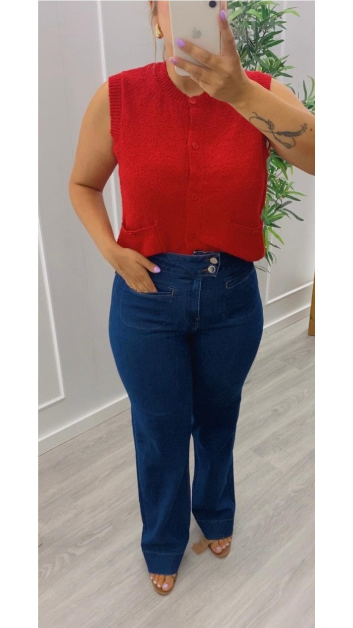 CHALECO ROJO DE PUNTO DETALLE BOTONES