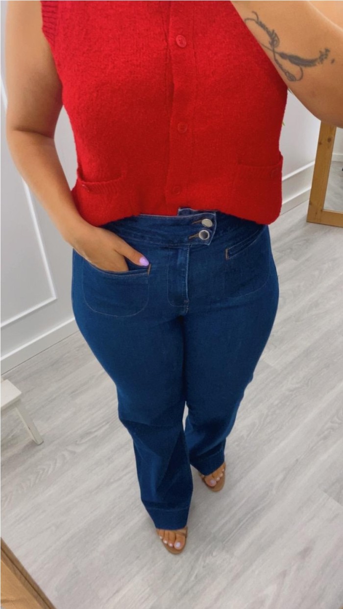 CHALECO ROJO DE PUNTO DETALLE BOTONES