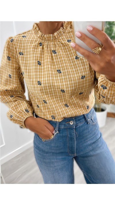 blusa fondo mostaza con flores bordadas en azul vaquero
