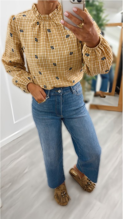 blusa fondo mostaza con flores bordadas en azul vaquero 2