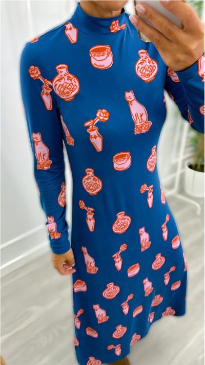 vestido algodón cuello fondo azul figuras porcelana