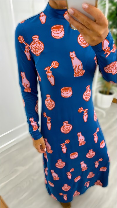 vestido algodón cuello fondo azul figuras porcelana