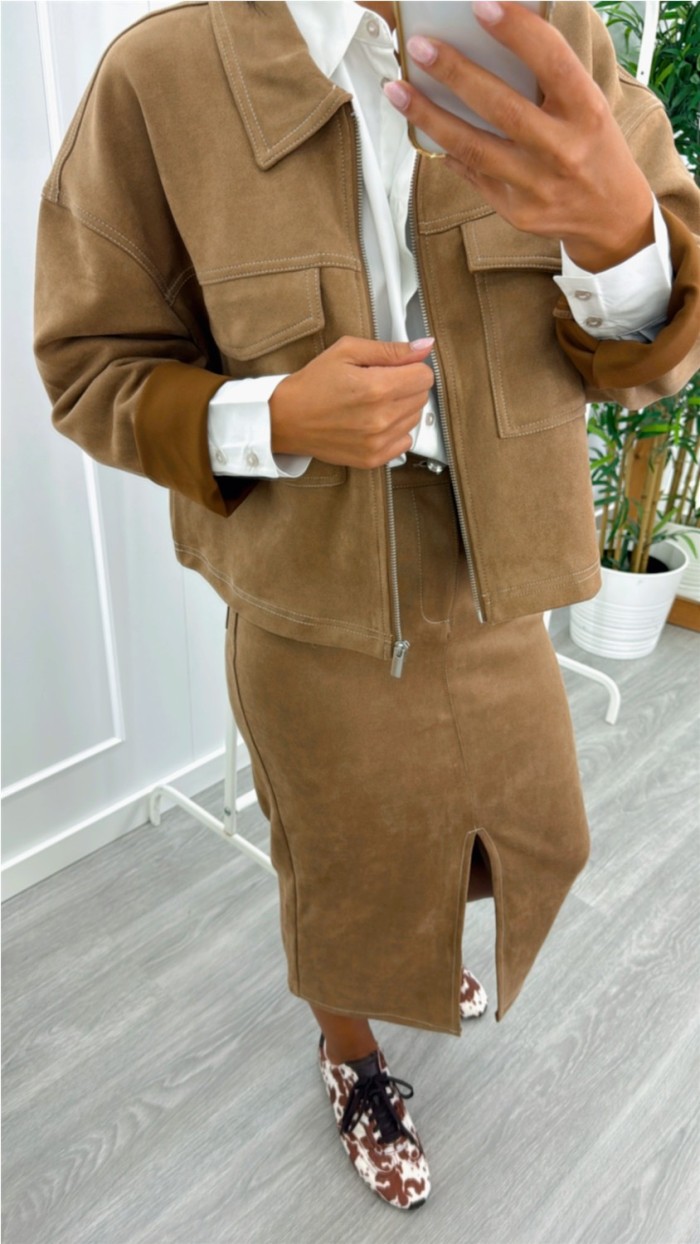 CHAQUETA CORTA ANTE BOLSILLOS CUADRADOS CHAQUETA CORTA ANTE BOLSILLOS CUADRADOS