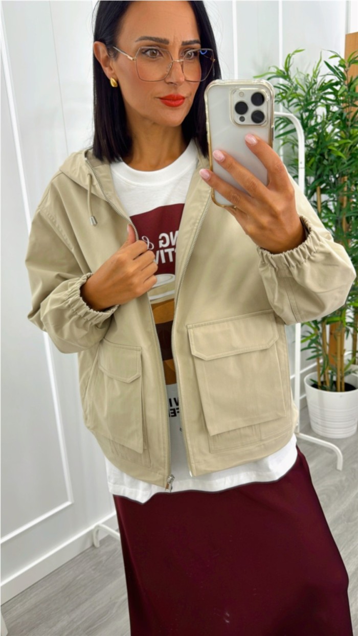 PARKA CON GORRO BOLSILLOS CUADRADOS