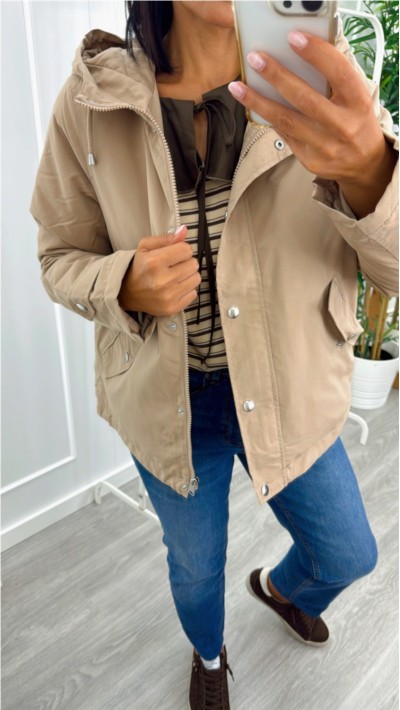 PARKA FORRADA CON GORRO COLOR BEIGE 2