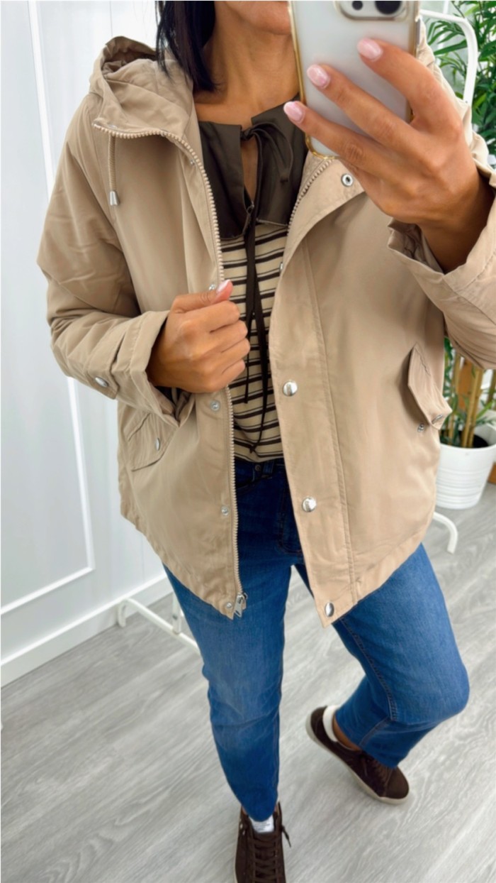 PARKA FORRADA CON GORRO COLOR BEIGE PARKA FORRADA CON GORRO COLOR BEIGE