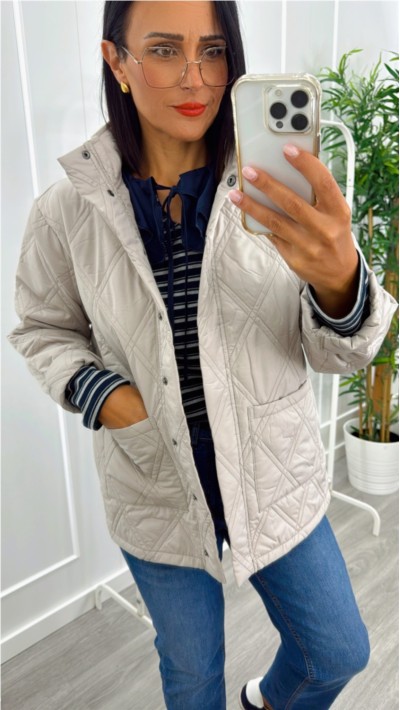 CHAQUETA FINITA GUATEADO FINITO CON BOLSILLOS CUADRADOS Y CUELLO MAOU