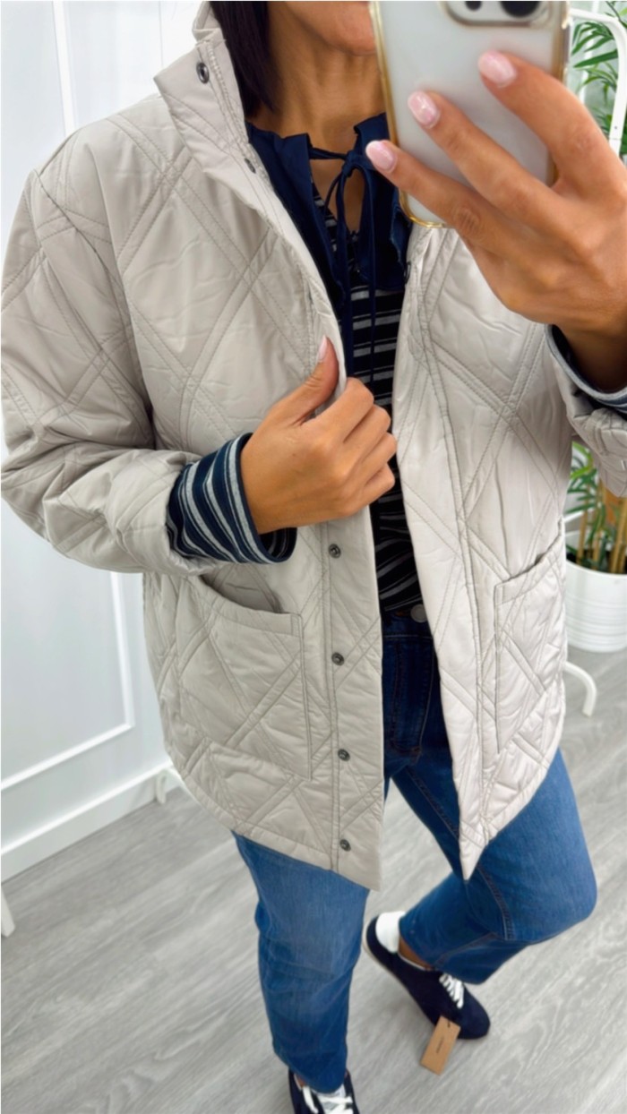 CHAQUETA FINITA GUATEADO FINITO CON BOLSILLOS CUADRADOS Y CUELLO MAOU CHAQUETA FINITA GUATEADO FINITO CON BOLSILLOS CUADRADOS Y CUELLO MAOU