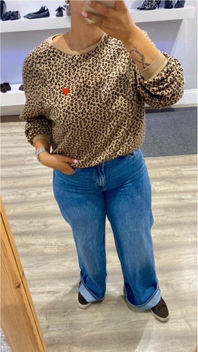 sudadera leopardo beige detalle corazón rojo