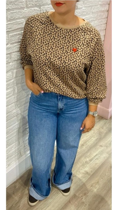 sudadera leopardo beige detalle corazón rojo