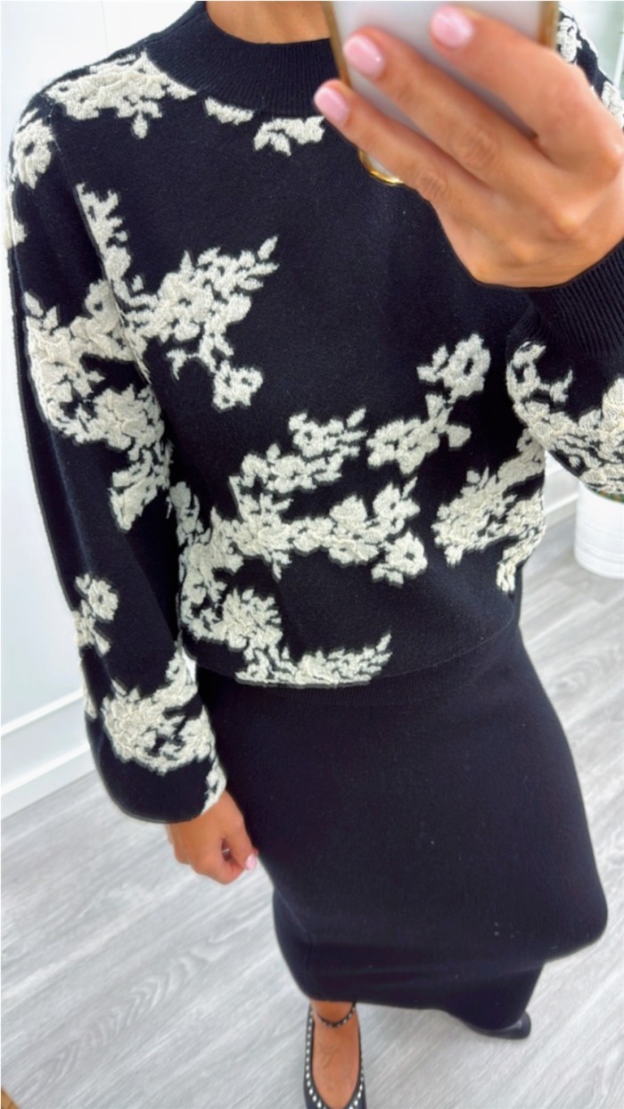 Jersey de punto con flores bordadas en blanco, punto suave cuello redo Jersey de punto con flores bordadas en blanco, punto suave cuello redo