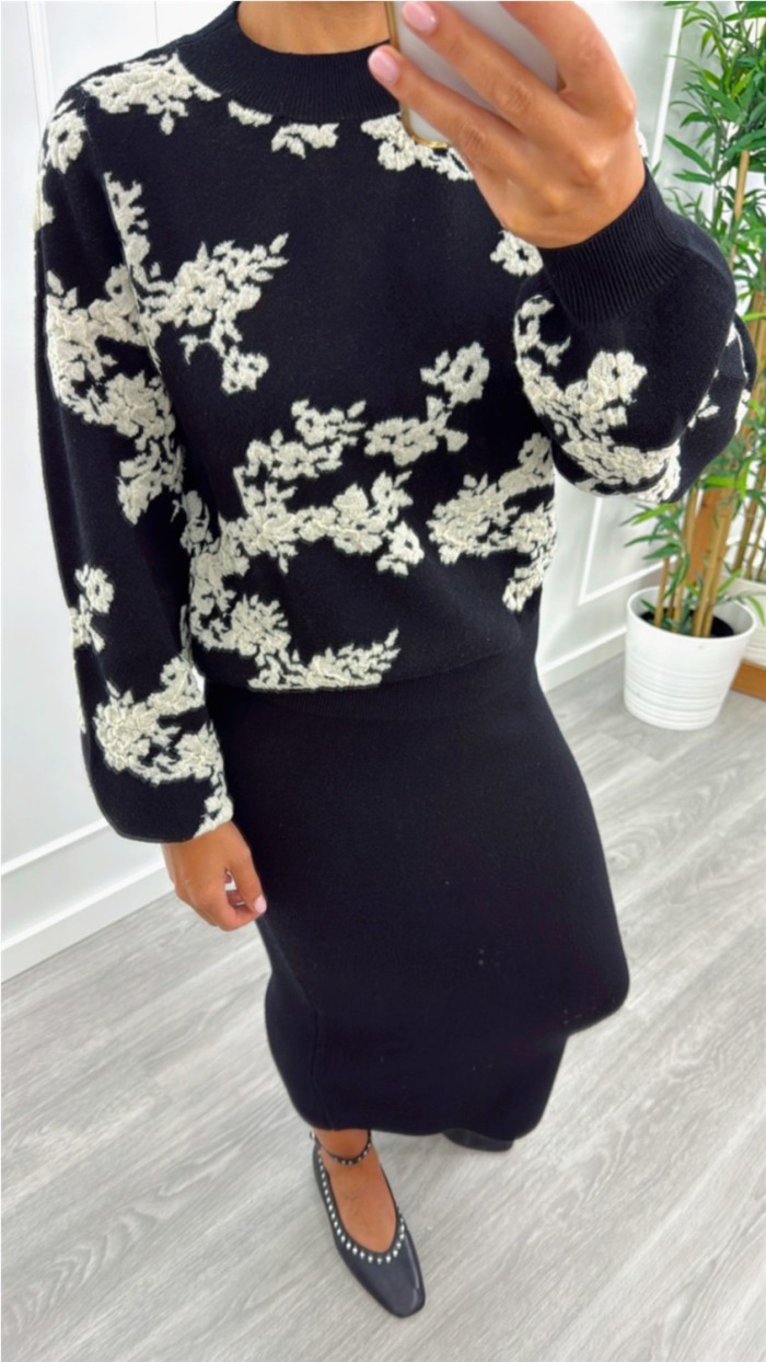 Jersey de punto con flores bordadas en blanco, punto suave cuello redo Jersey de punto con flores bordadas en blanco, punto suave cuello redo