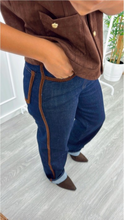 pantalon vaquero oscuro detalle trenza marrón serraje