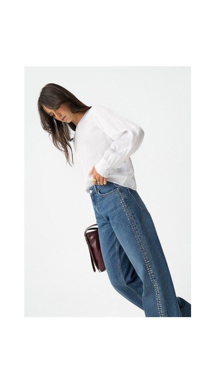 Jeans con tachuelos en los lados del pantalón color plata