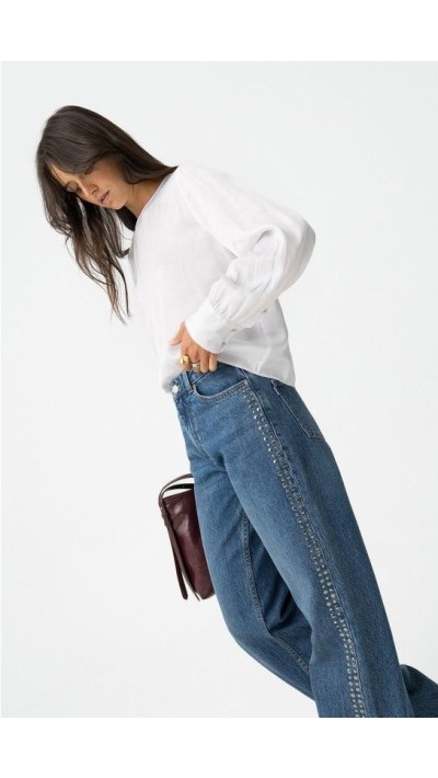 Jeans con tachuelos en los lados del pantalón color plata