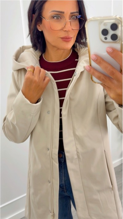 chaqueta color beige capucha amplia efecto cuello bolsillos invisibles