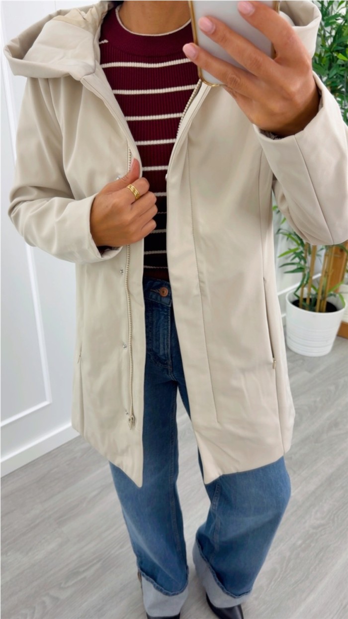 chaqueta color beige capucha amplia efecto cuello bolsillos invisibles