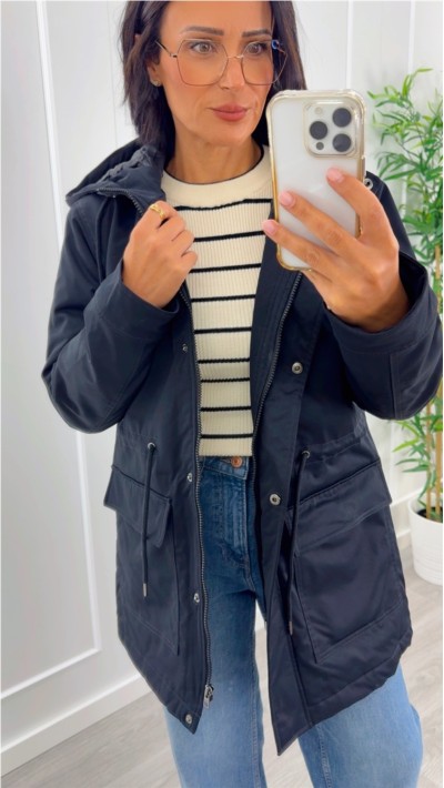 chaqueta negra con capucha bolsillos cuadrados con solapa corte cuadra