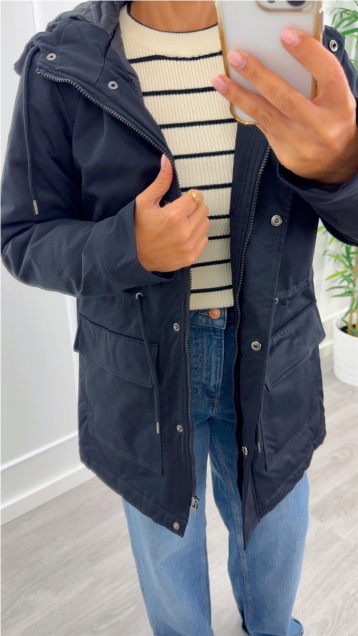 chaqueta negra con capucha bolsillos cuadrados con solapa corte cuadra