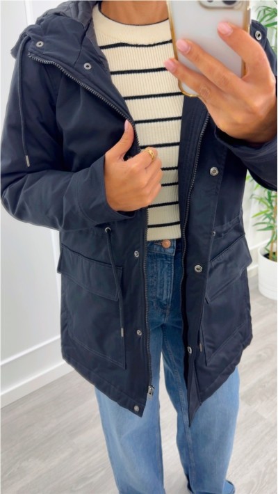 chaqueta negra con capucha bolsillos cuadrados con solapa corte cuadra