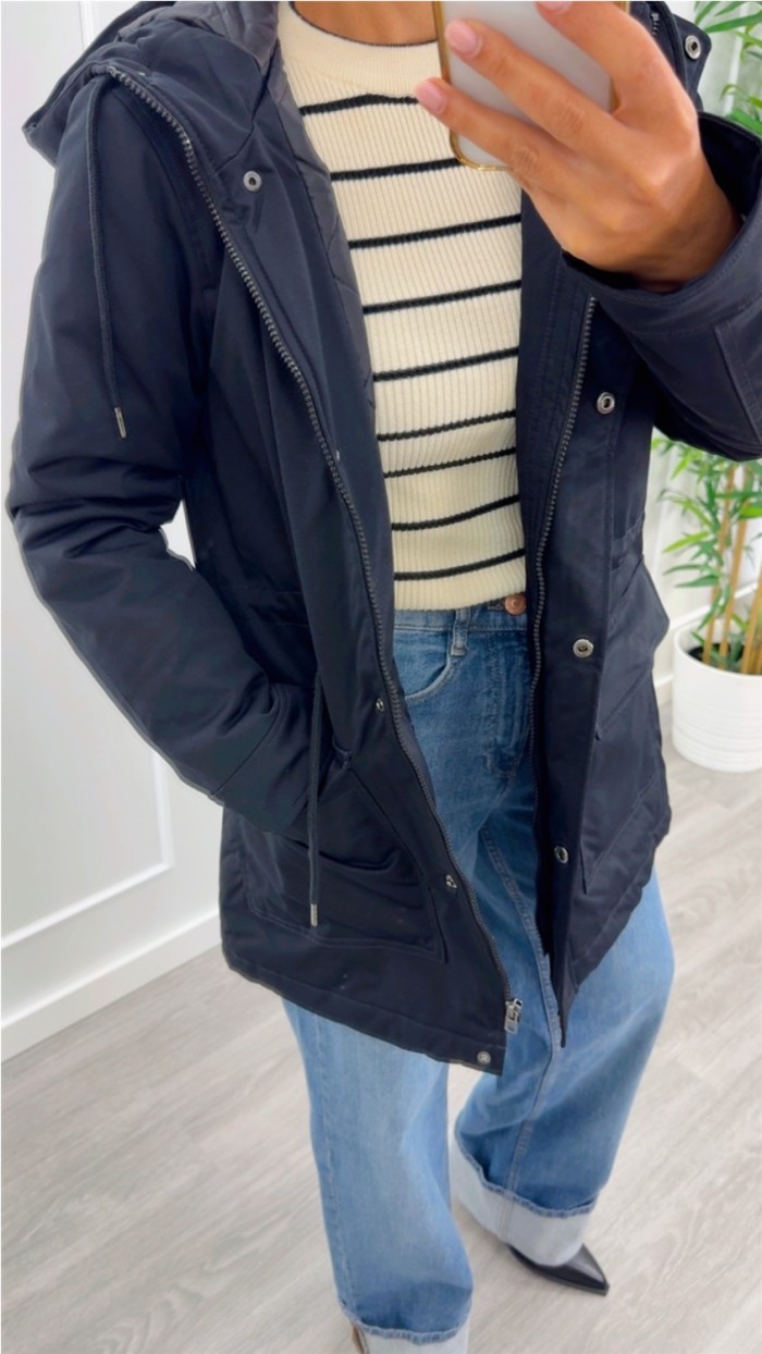 chaqueta negra con capucha bolsillos cuadrados con solapa corte cuadra