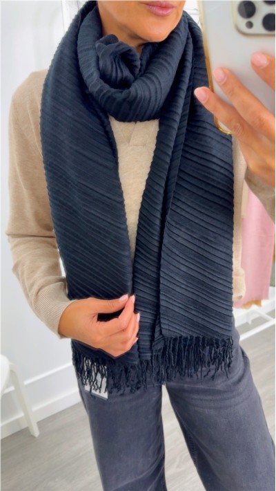 PASMINA NEGRA PLISADA TERMINADA EN FLECOS