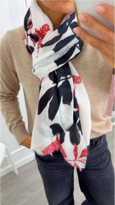 PAÑUELO FINITO TEJIDO MUY SUAVE ESTAMPADO EN TONOS NEGROS BLANCOS Y RO