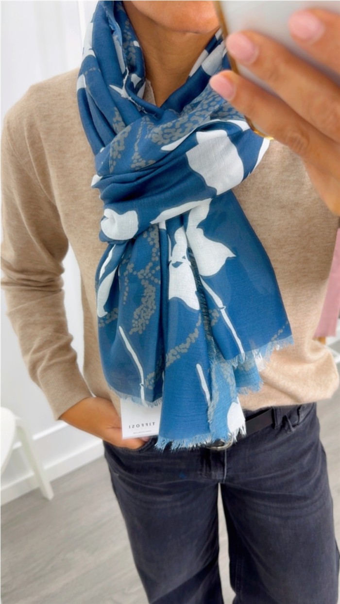 PAÑUELO FINITO TEJIDO MUY SUAVE ESTAMPADO EN TONOS NEGROS BLANCOS Y RO