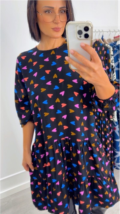 Vestido corto forndo negro corazones de colores