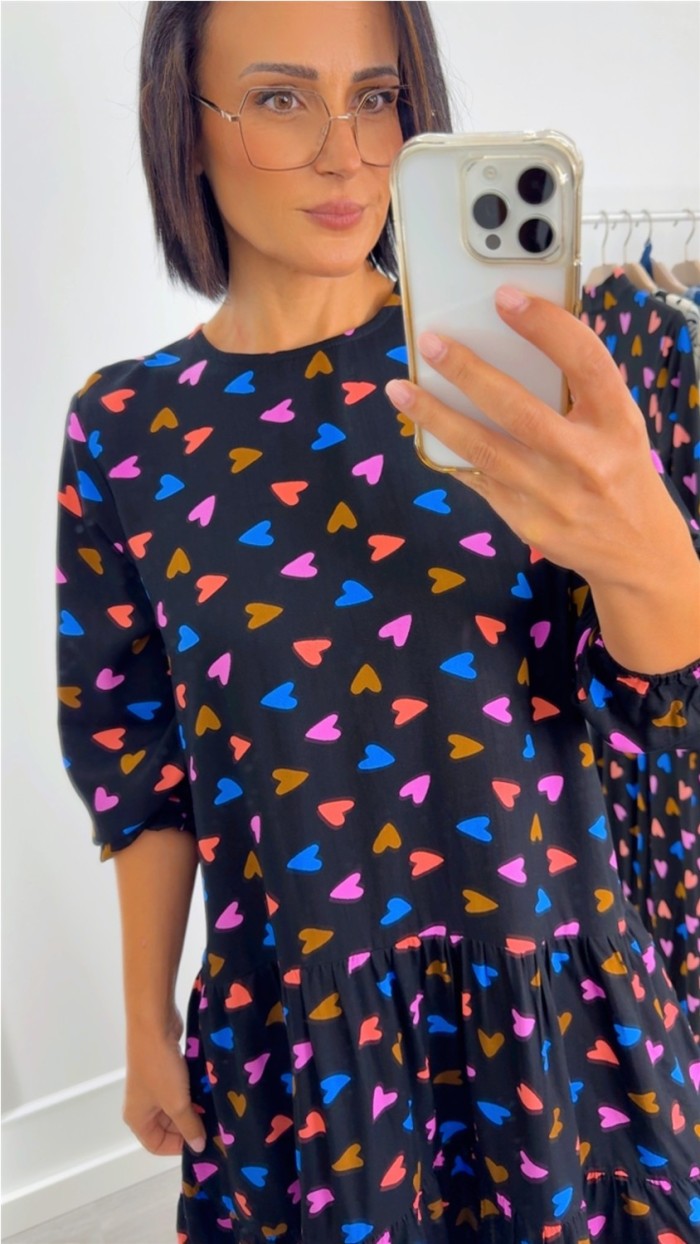 Vestido corto forndo negro corazones de colores