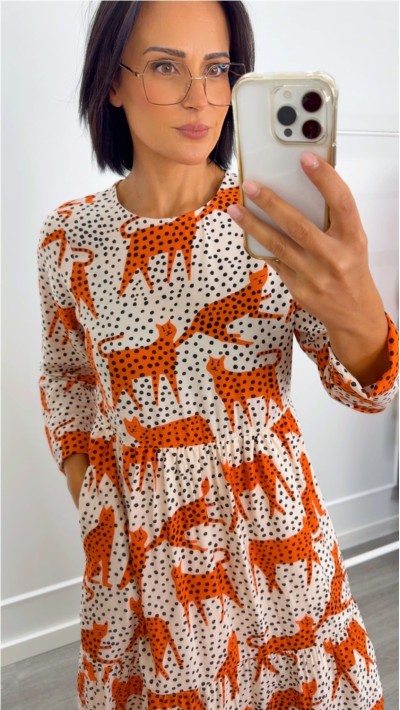 Vestido largo volantes estampado gatos naranjas fondo beige topos en n
